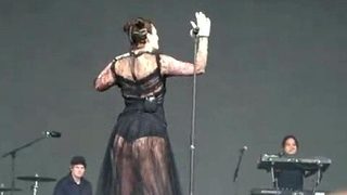 who is this thicc pawg white big booty singer on stage